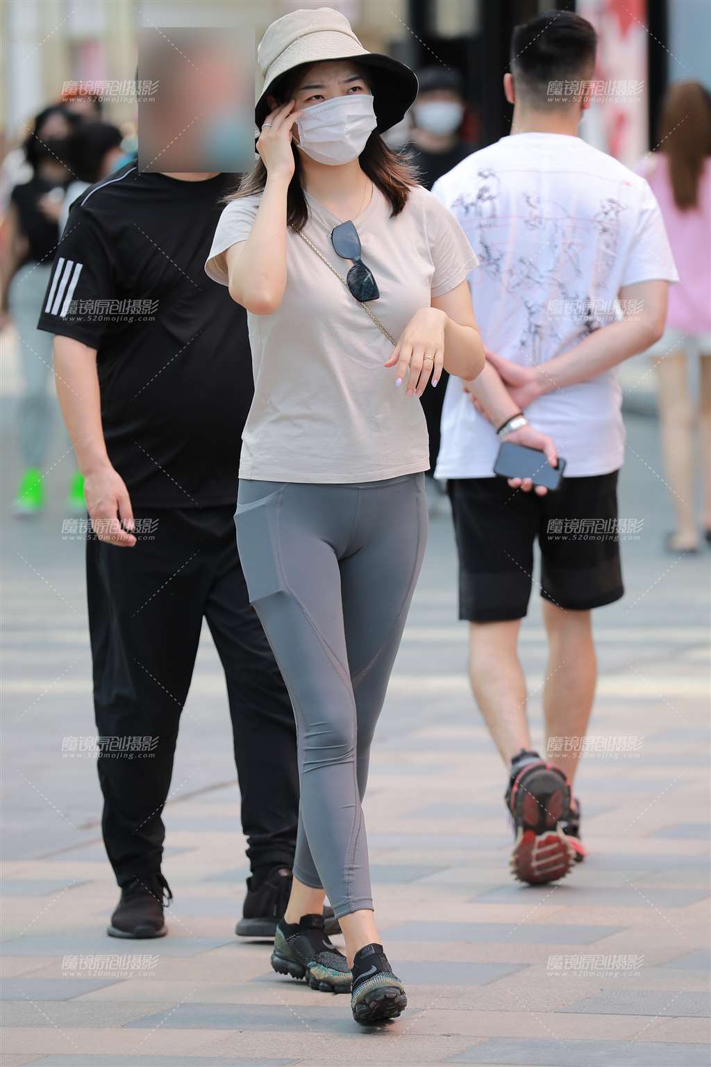 图片[4]-【玻璃街拍】性感瑜伽裤小姐姐-街拍流行馆