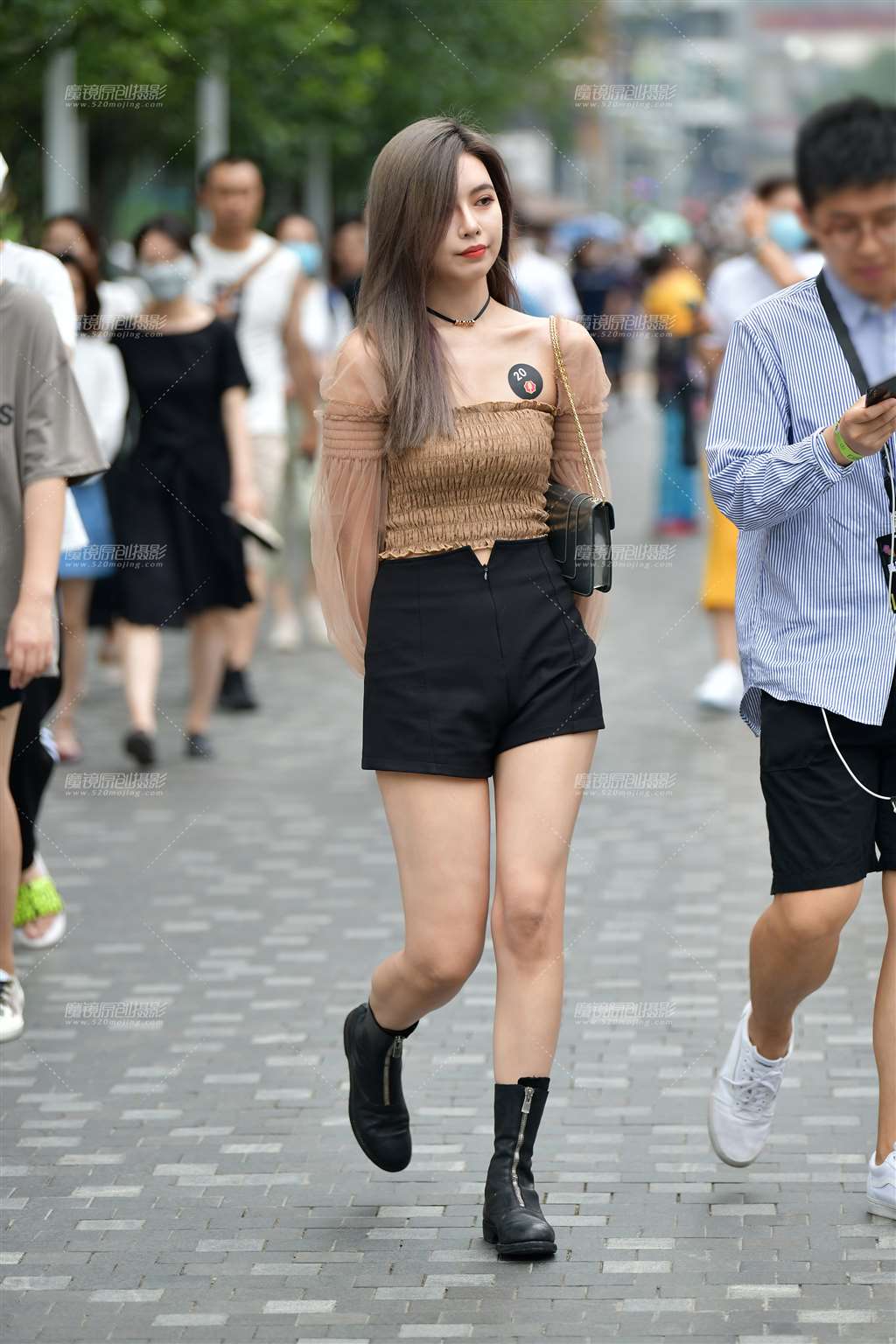 图片[4]-大方黑色热裤美女-街拍流行馆