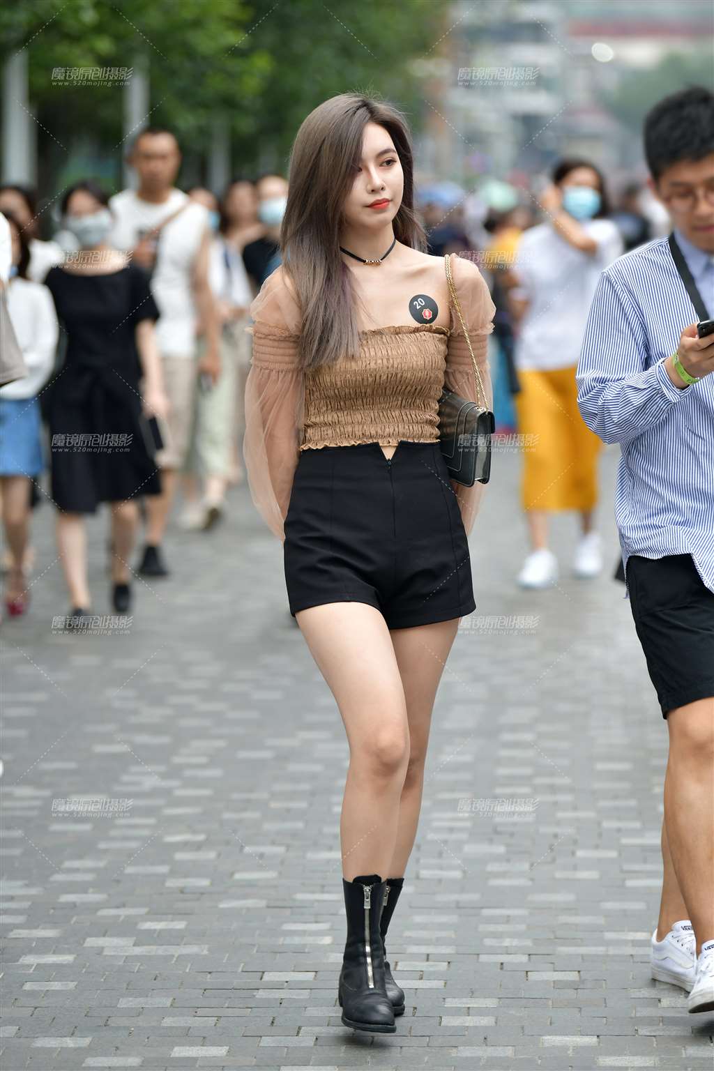 图片[5]-大方黑色热裤美女-街拍流行馆
