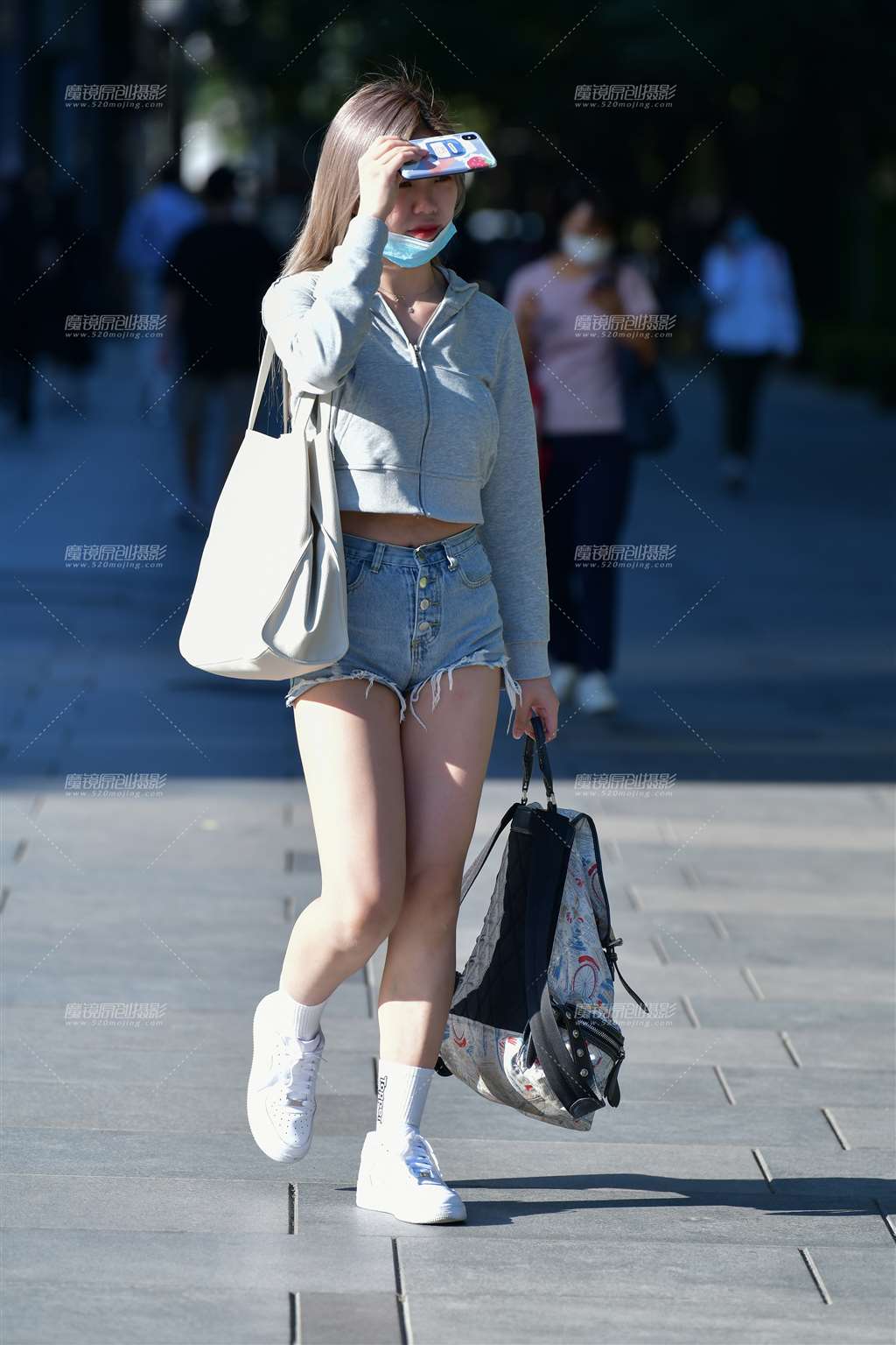 图片[4]-阳光下金发热裤美女-街拍流行馆