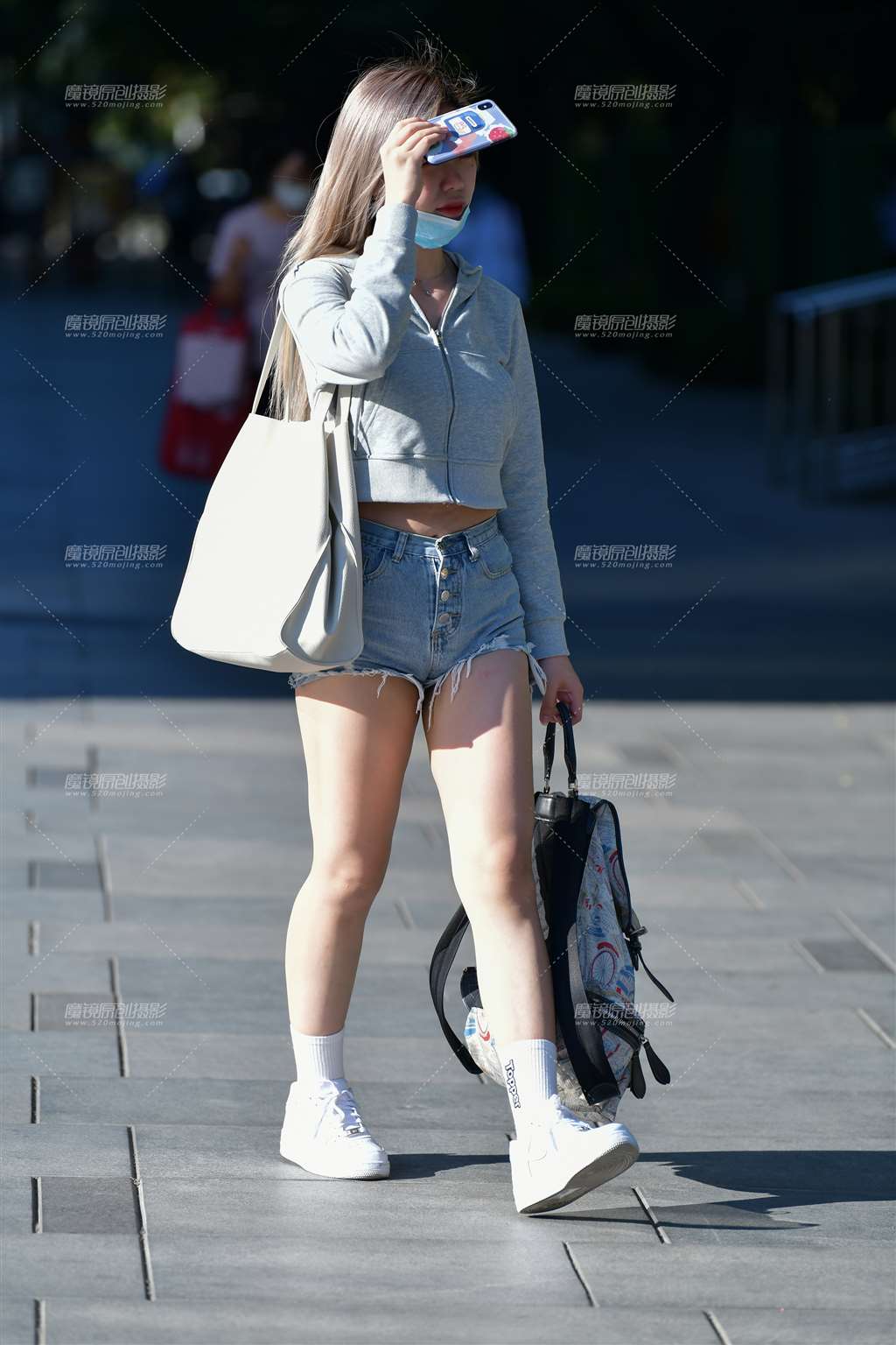 图片[5]-阳光下金发热裤美女-街拍流行馆