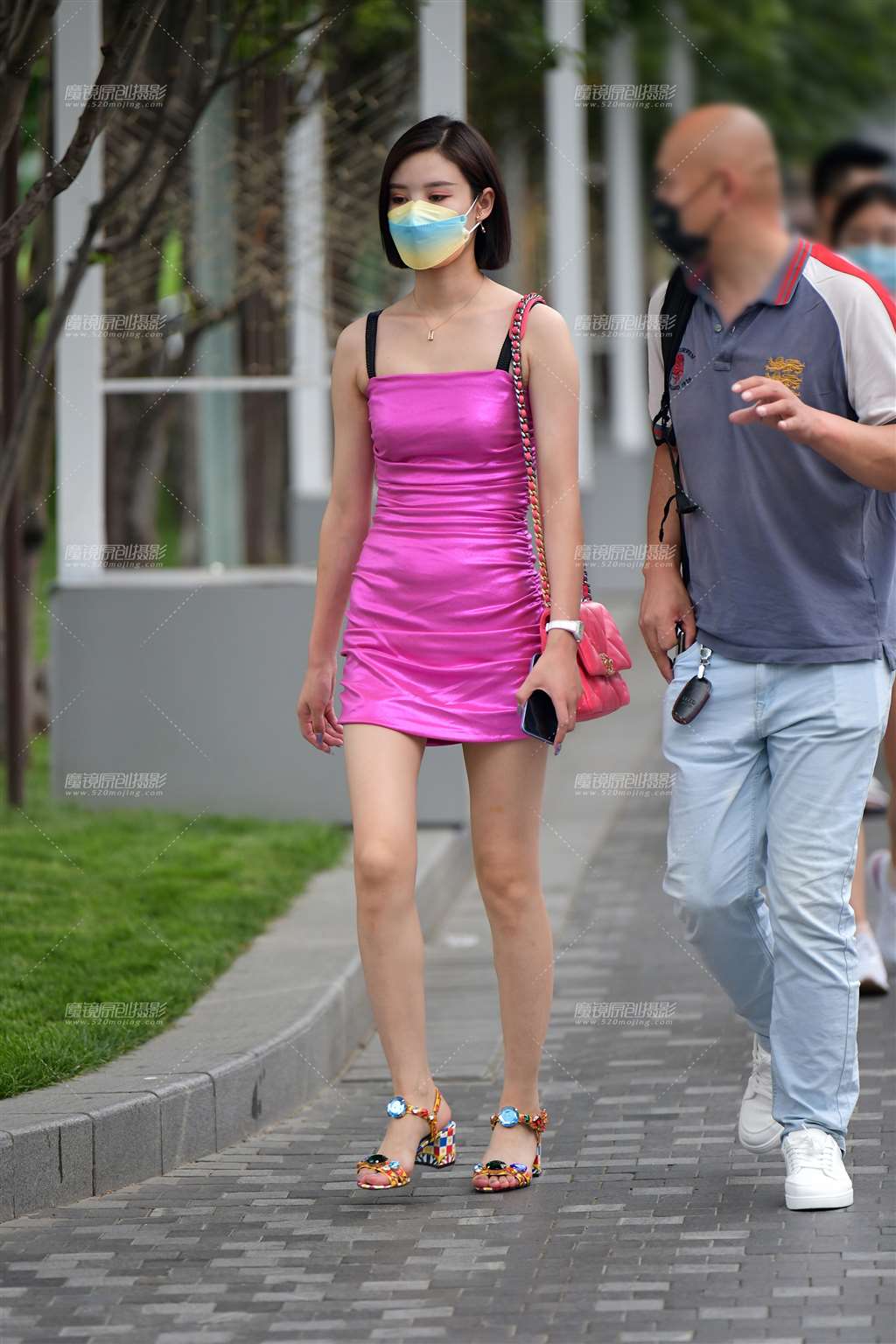 图片[3]-靓丽吊带短裙高挑美女-街拍流行馆