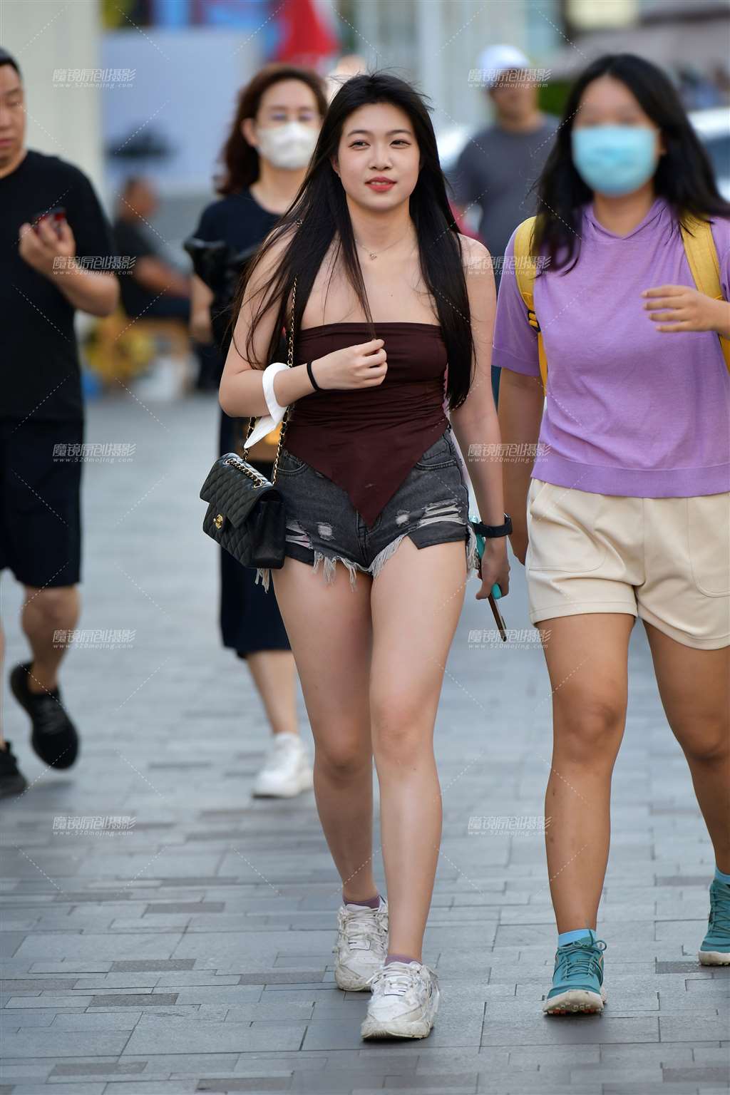图片[1]-开心逛街热裤美女-街拍流行馆