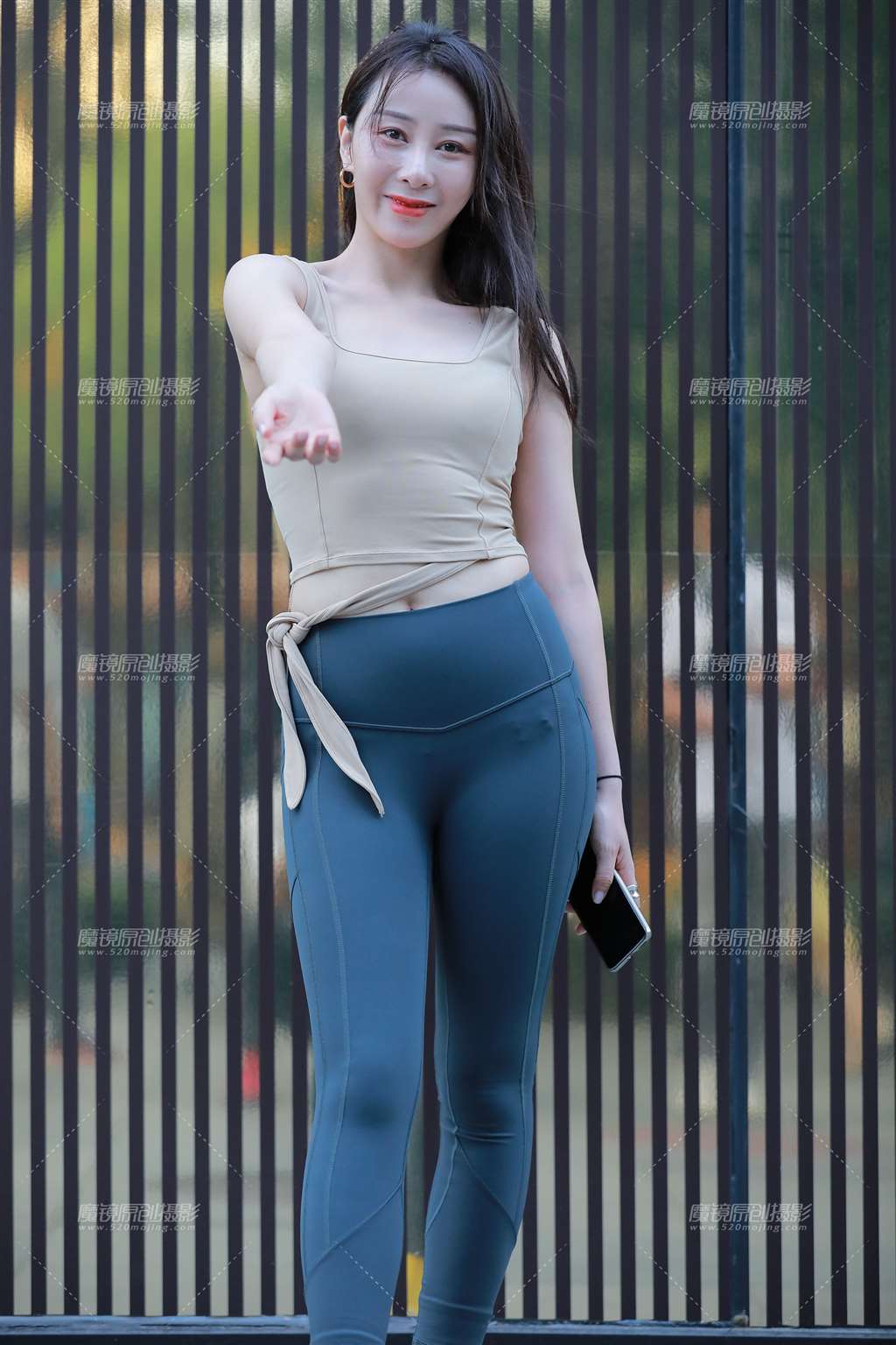 图片[1]-【玻璃街拍】性感瑜伽裤美女-街拍流行馆