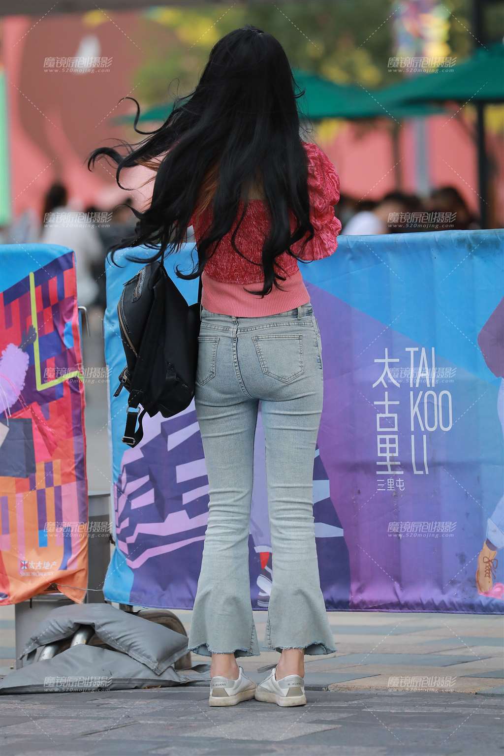 图片[2]-【玻璃街拍】玩自拍的漂亮小美女-街拍流行馆