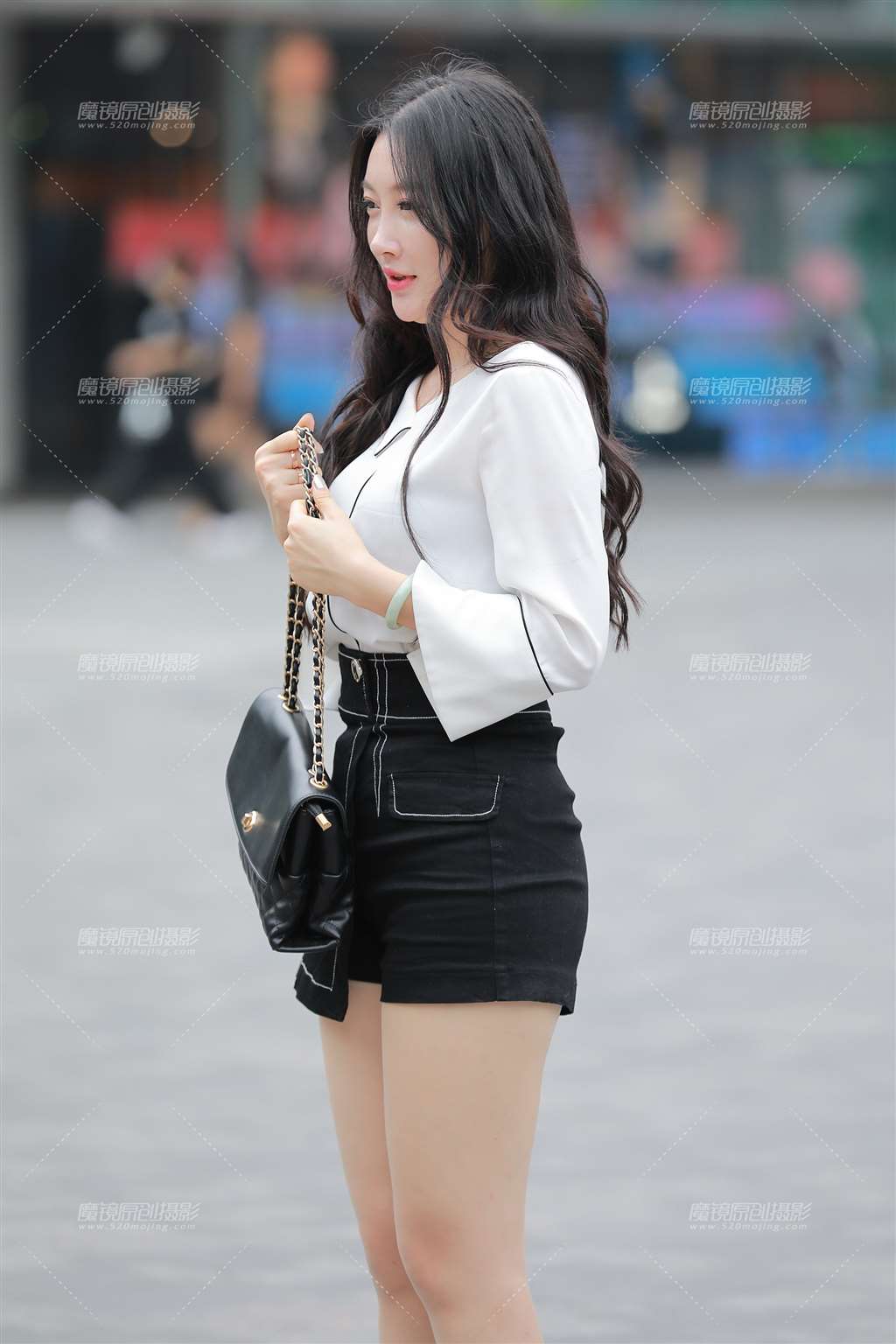 图片[4]-【玻璃街拍】黑色热裤美女-街拍流行馆