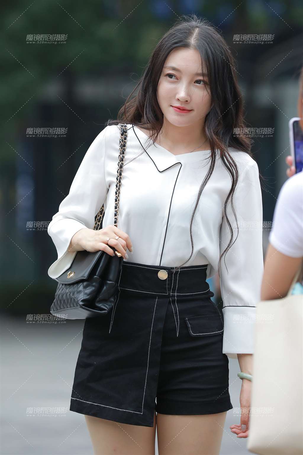 图片[1]-【玻璃街拍】黑色热裤美女-街拍流行馆