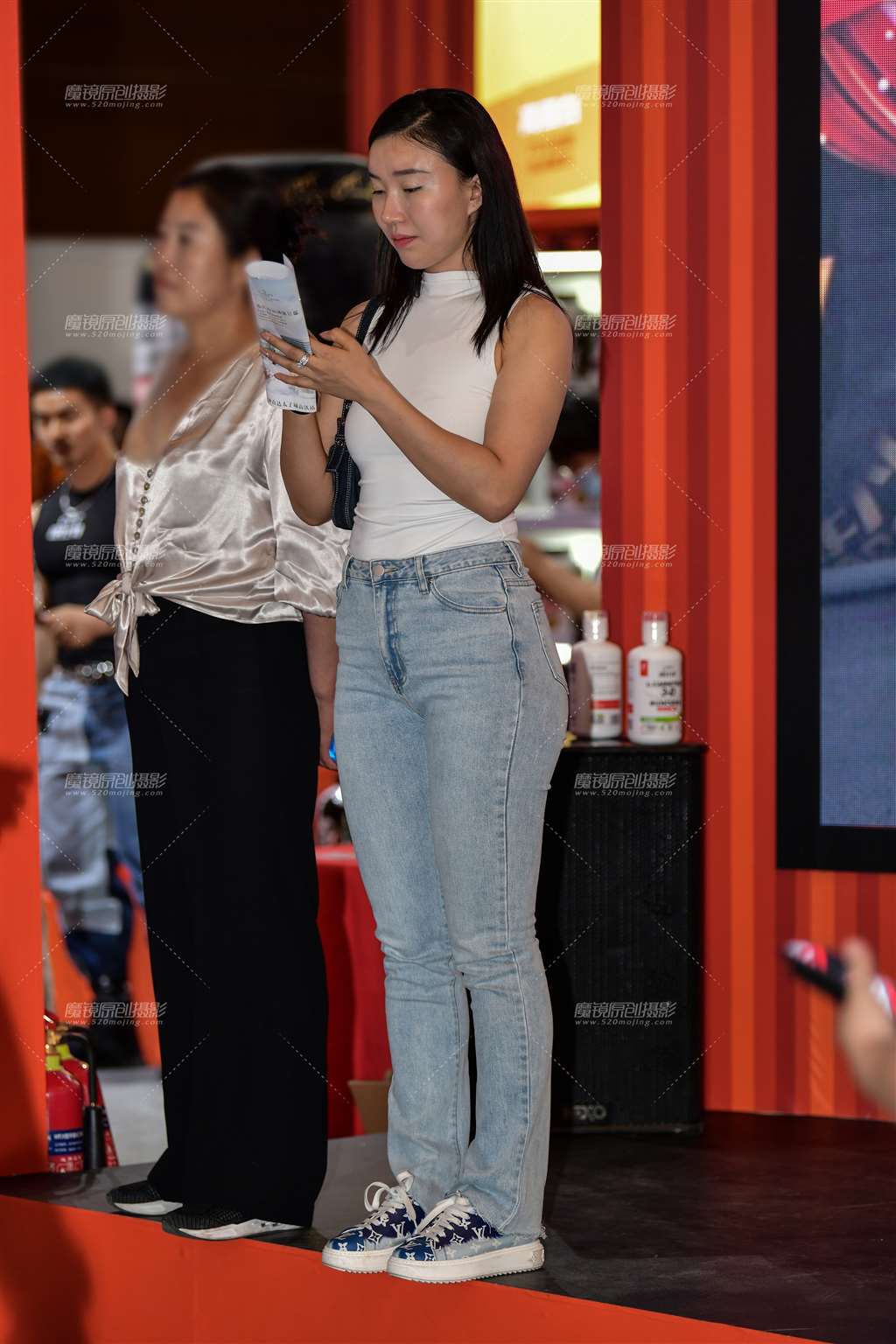 图片[4]-文静微丰腴牛仔裤美女-街拍流行馆
