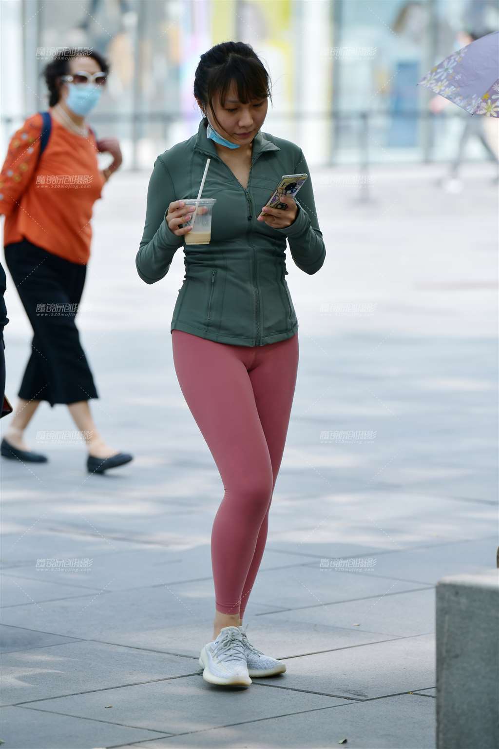 图片[1]-喝咖啡的瑜伽裤美女-街拍流行馆