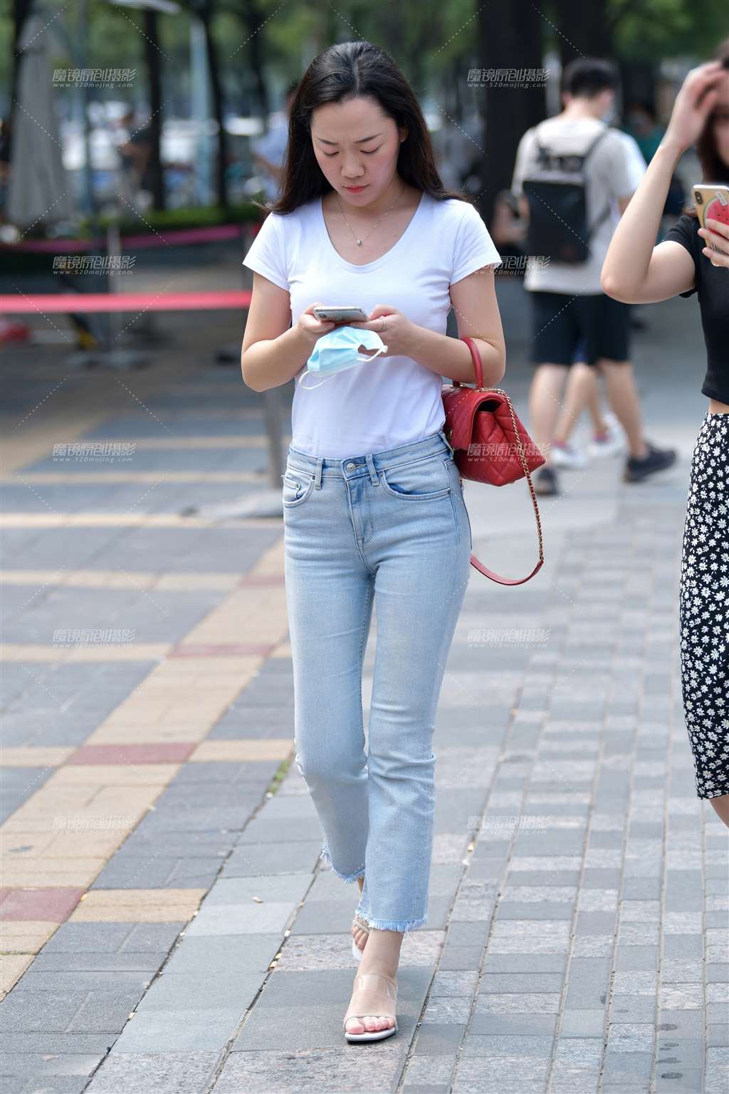 图片[5]-看手机高挑牛仔裤美女-街拍流行馆