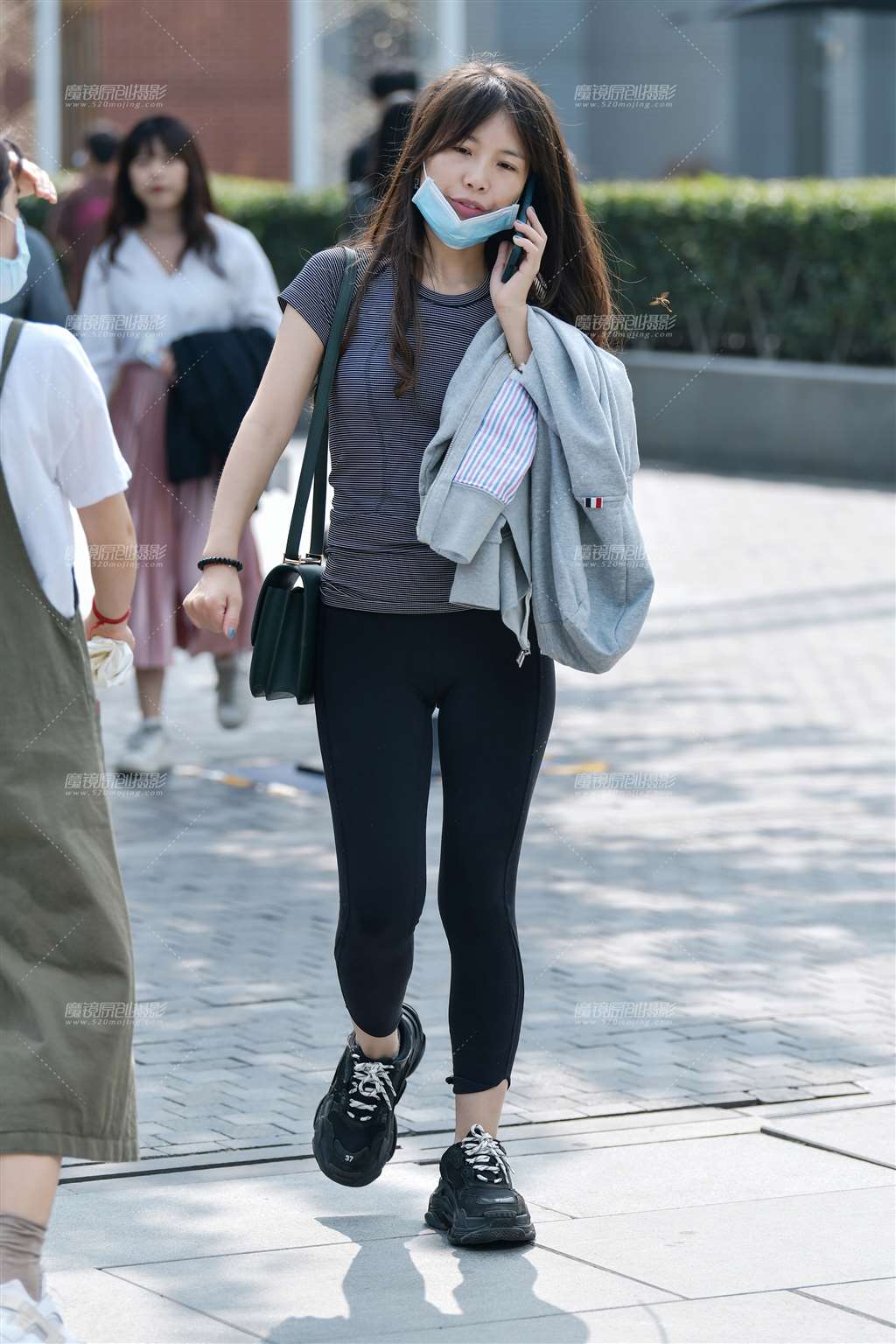 图片[1]-打电话的紧身裤美女-街拍流行馆