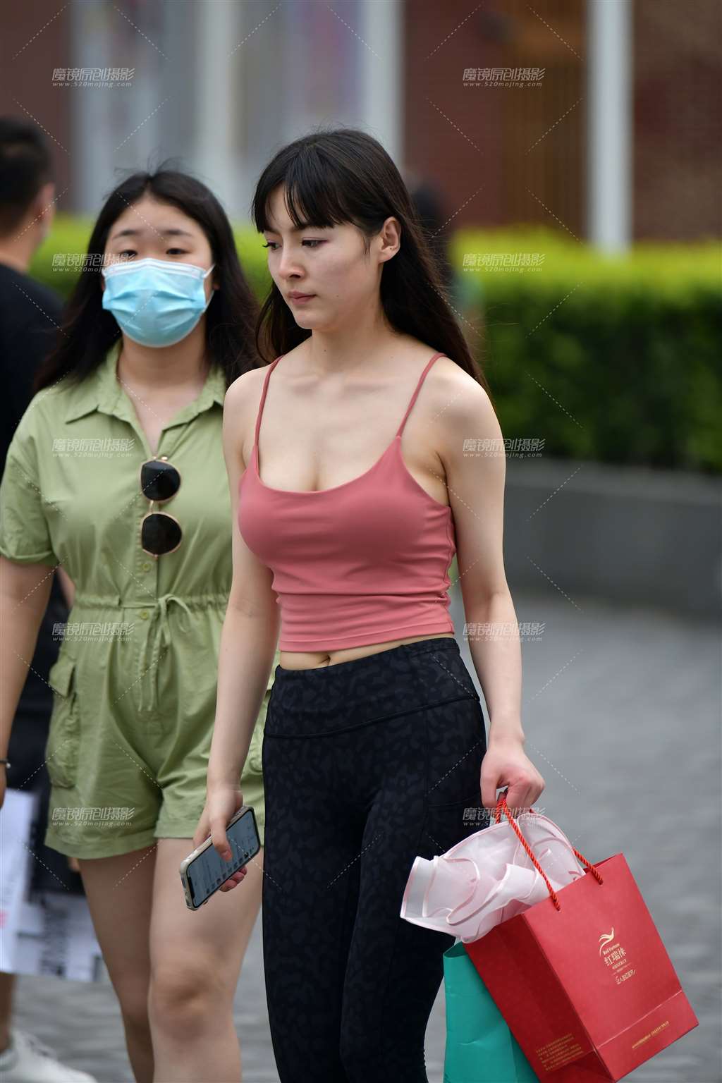 图片[5]-吊带瑜伽紧身裤美女-街拍流行馆