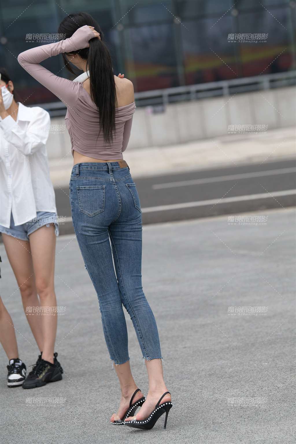 图片[2]-苗条大长腿紧牛淑女-街拍流行馆