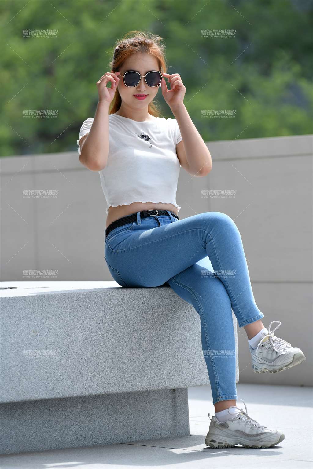 图片[1]-水灵灵牛仔裤美女-街拍流行馆