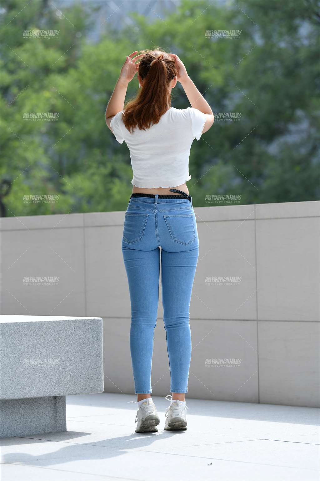 图片[2]-水灵灵牛仔裤美女-街拍流行馆