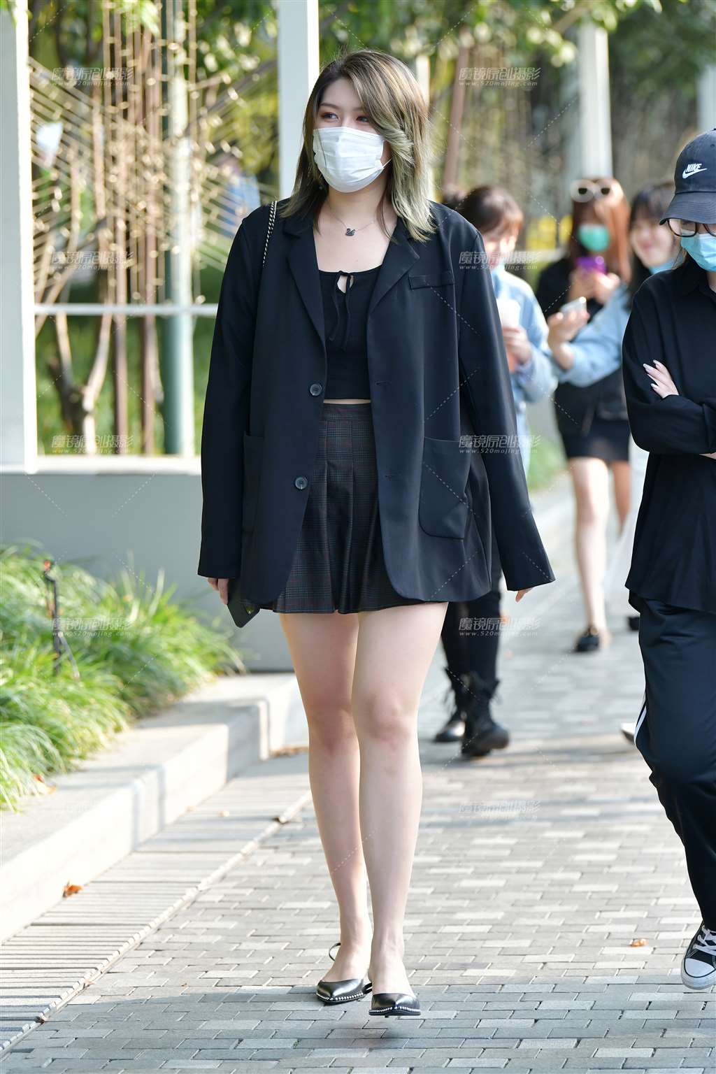 图片[1]-高挑百褶短裙美女-街拍流行馆