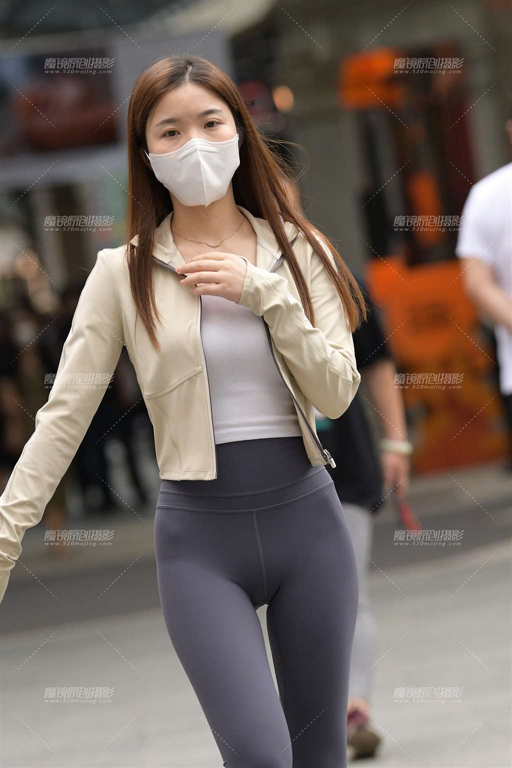图片[1]-小巧玲珑的女孩-街拍流行馆