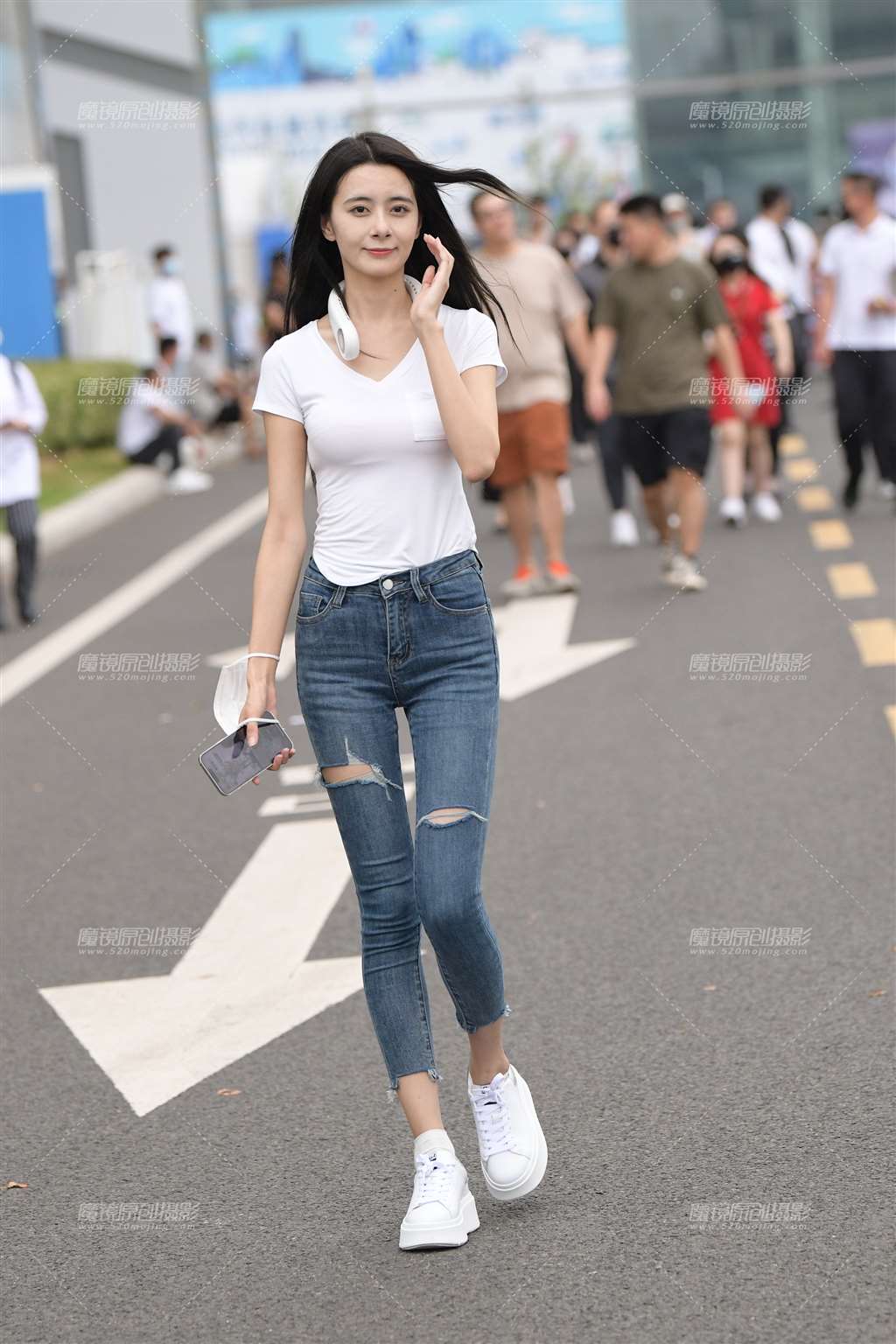 图片[1]-纤细美腿，紧牛美女-街拍流行馆
