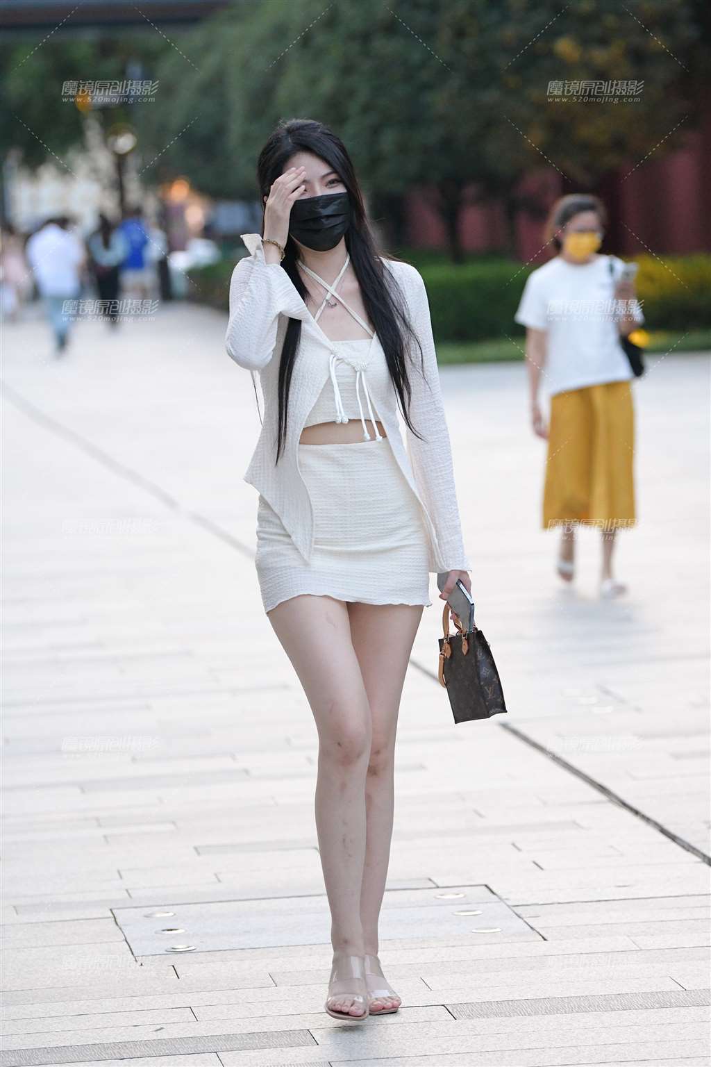图片[1]-白皙美腿美女-街拍流行馆