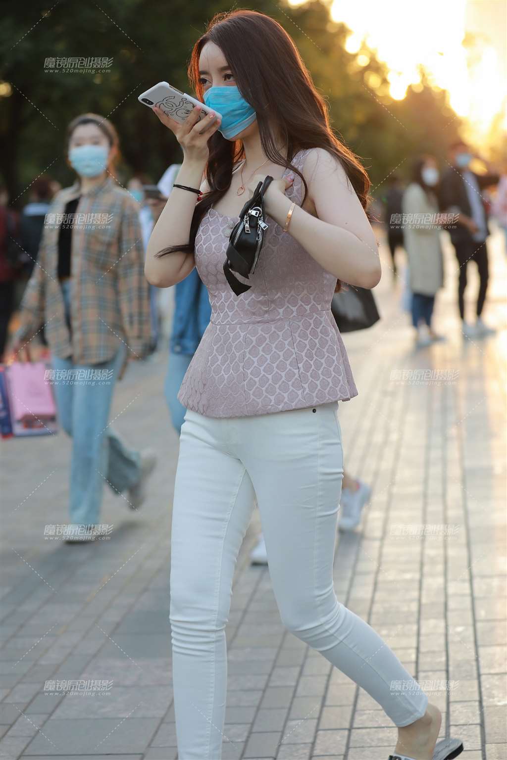 图片[1]-【玻璃街拍】白色紧身裤小姐姐-街拍流行馆