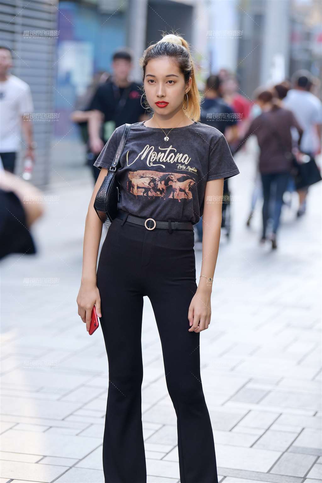 图片[4]-迷人紧身黑裤美女-街拍流行馆