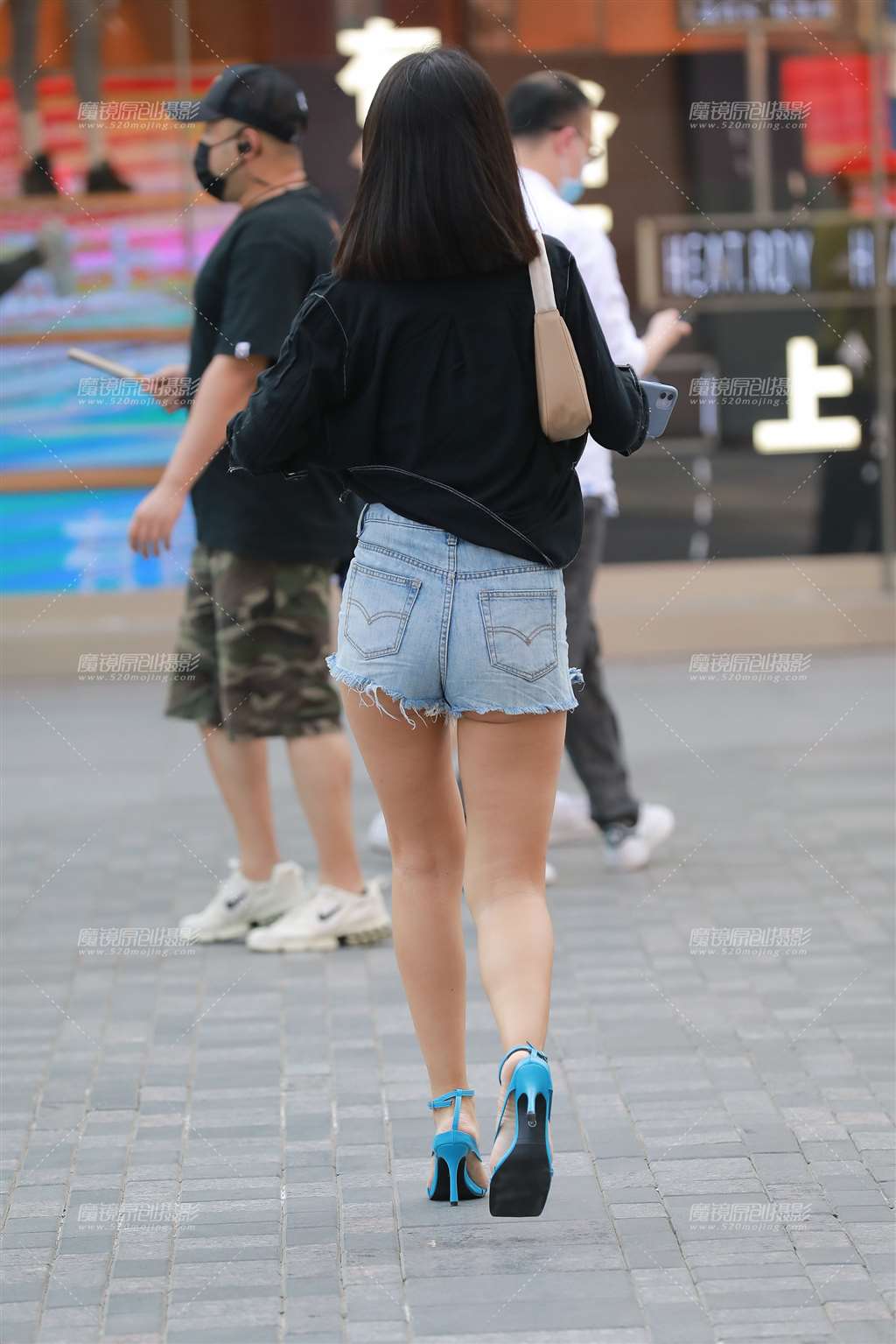 图片[2]-【玻璃街拍】牛仔热裤Y Y小姐姐-街拍流行馆