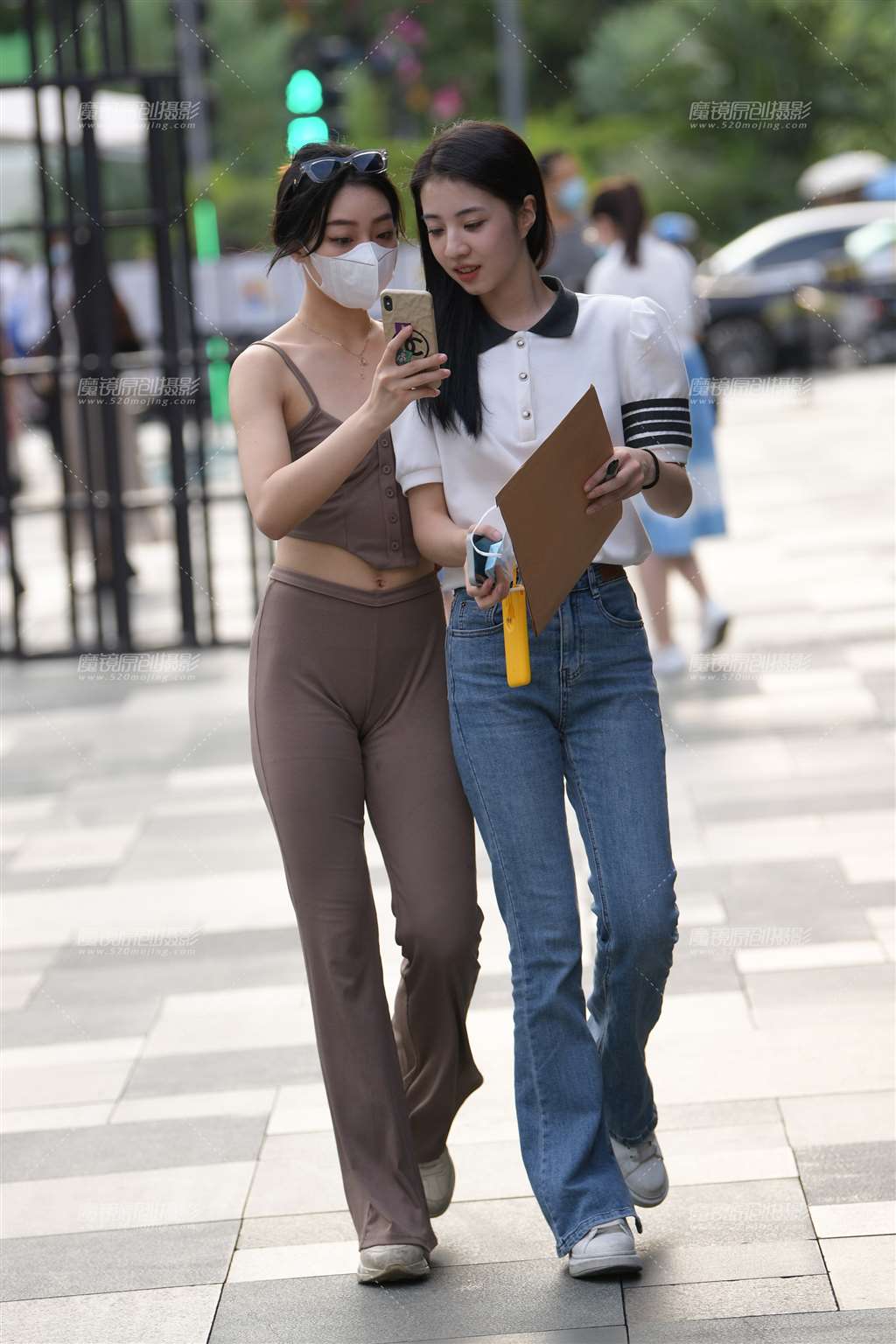 图片[1]-紧身裤俩闺蜜-街拍流行馆