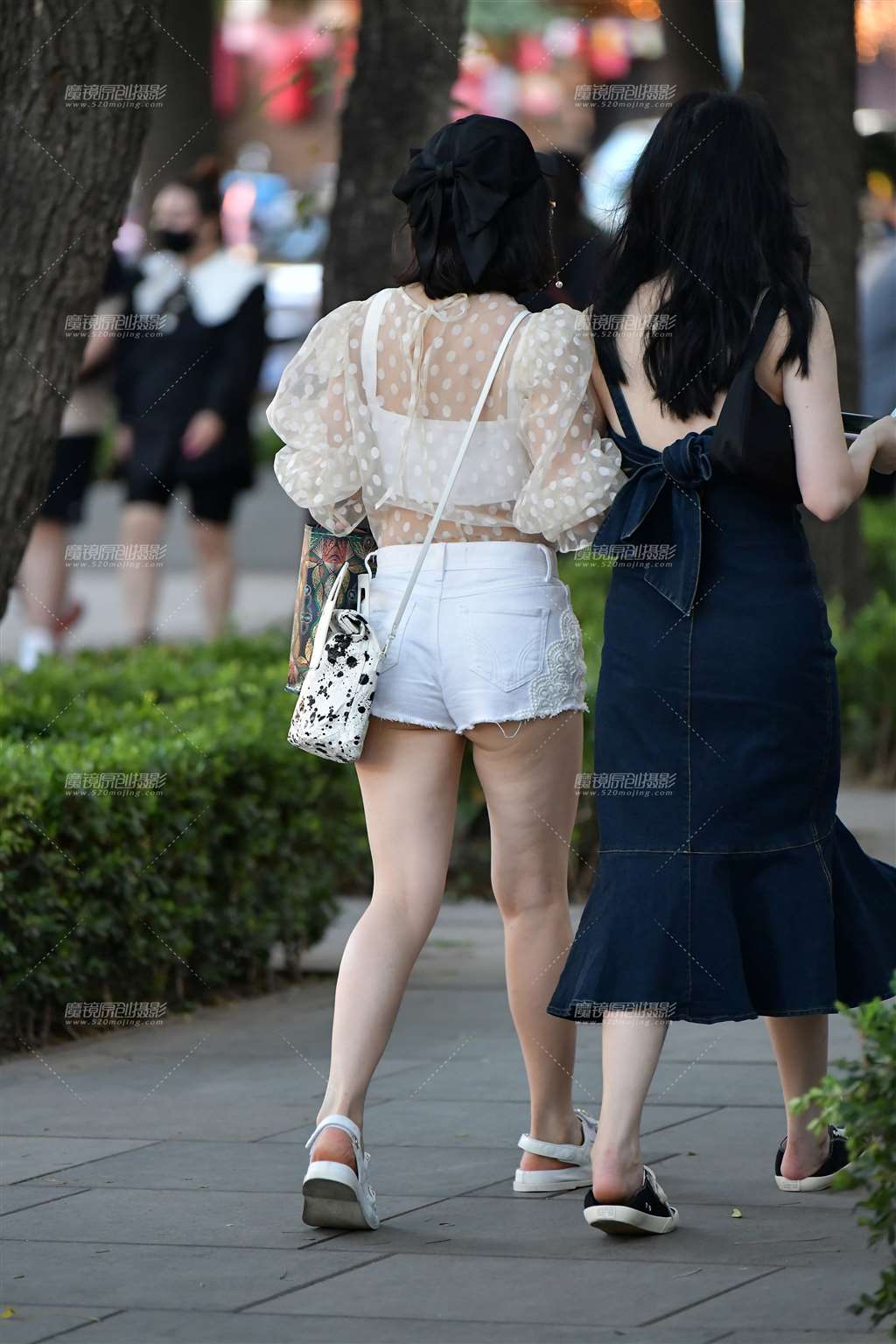 图片[2]-微丰腴白热裤美女-街拍流行馆
