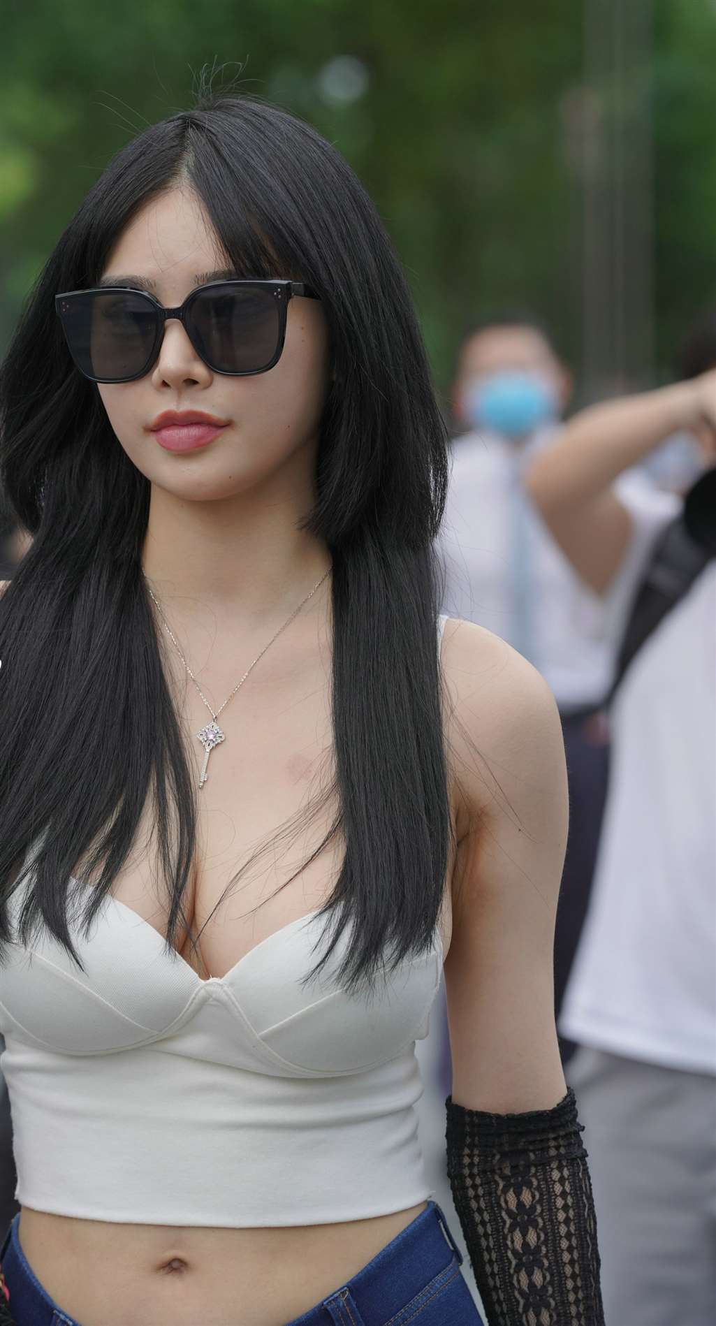 图片[1]-蓝色蜜桃裤美眉身材挺棒，可惜全程没摘墨镜-街拍流行馆