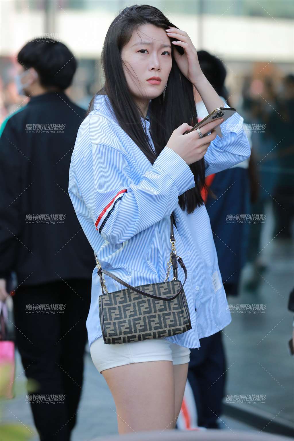 图片[1]-【玻璃街拍】高挑热裤Y Y小姐姐-街拍流行馆