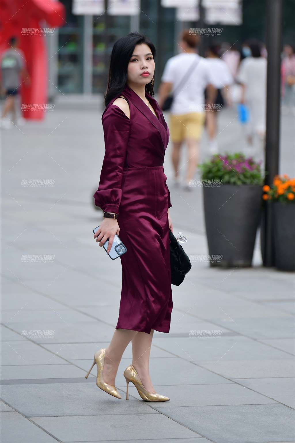 图片[1]-玫红长裙气质美女-街拍流行馆