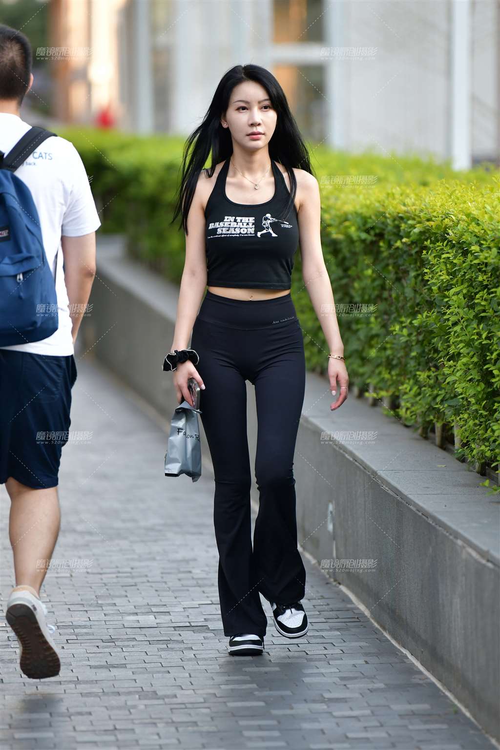 图片[1]-长发飘飘紧身裤美女-街拍流行馆