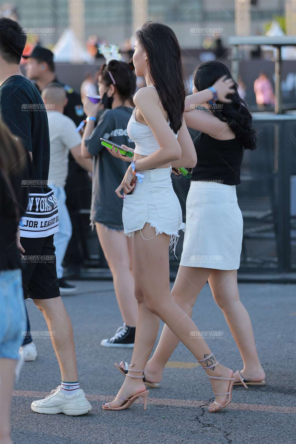 图片[4]-电音节热裤美女-街拍流行馆
