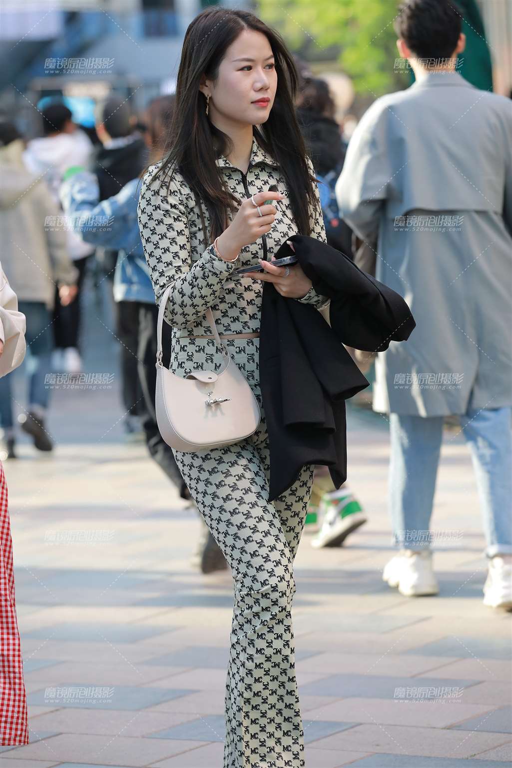 图片[1]-【玻璃街拍】性感瑜伽裤小姐姐-街拍流行馆