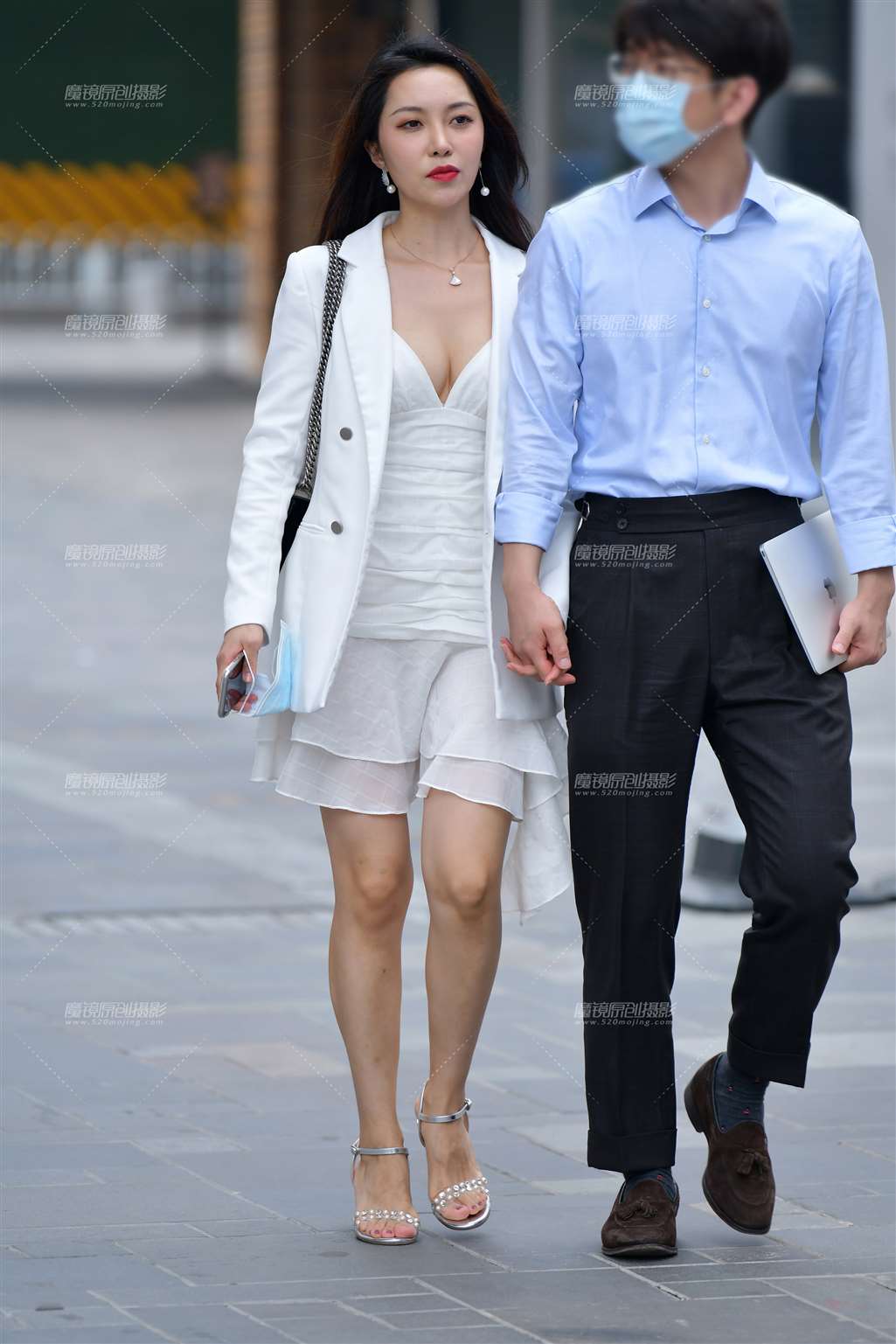 图片[1]-长发吊带纱裙美女-街拍流行馆