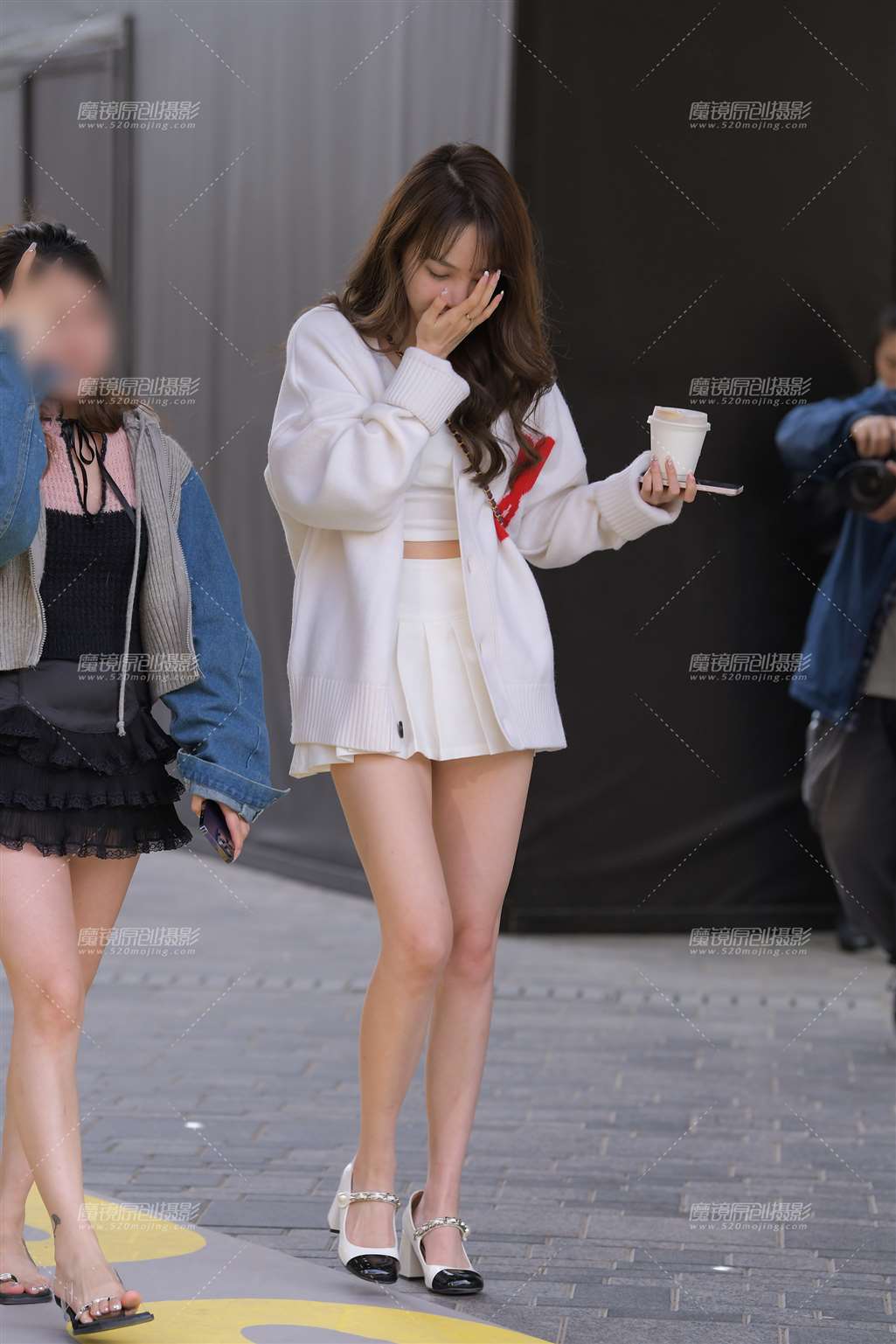 图片[1]-笔直美腿美女-街拍流行馆
