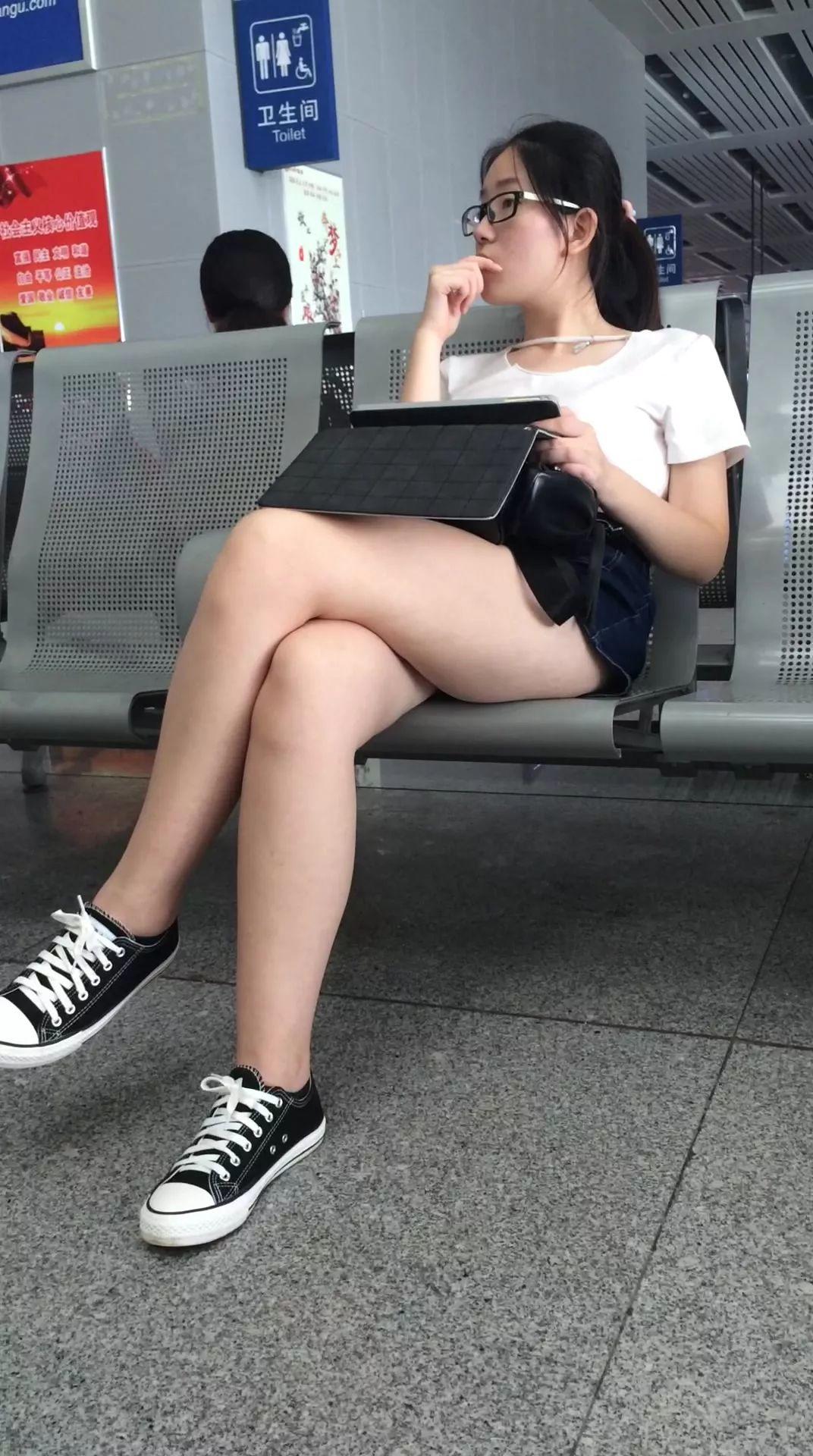 图片[1]-街拍丰腴雪白如玉大白腿气质眼镜妹纸-街拍流行馆