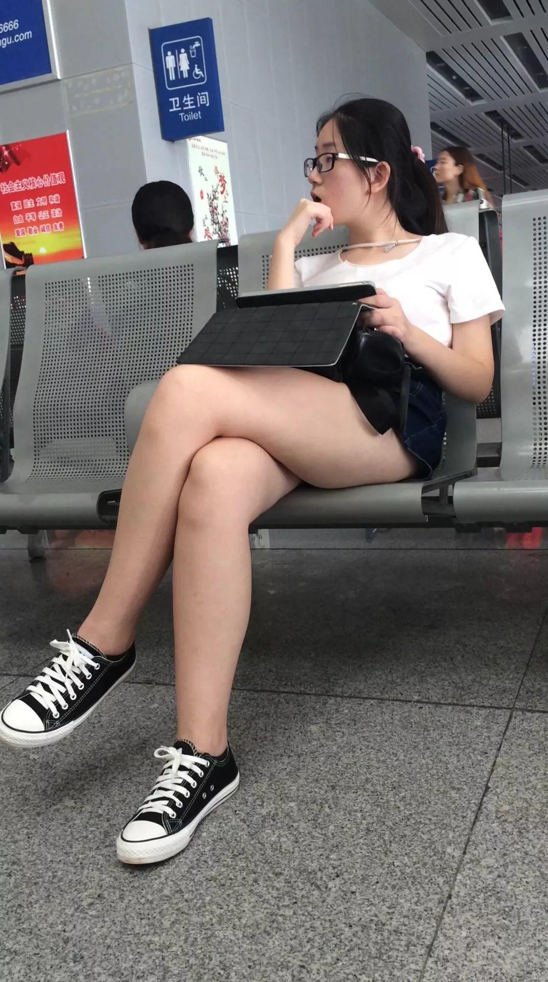 图片[2]-街拍丰腴雪白如玉大白腿气质眼镜妹纸-街拍流行馆