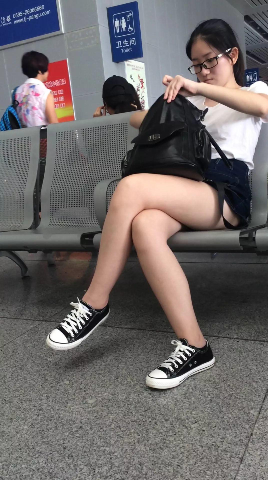 图片[5]-街拍丰腴雪白如玉大白腿气质眼镜妹纸-街拍流行馆