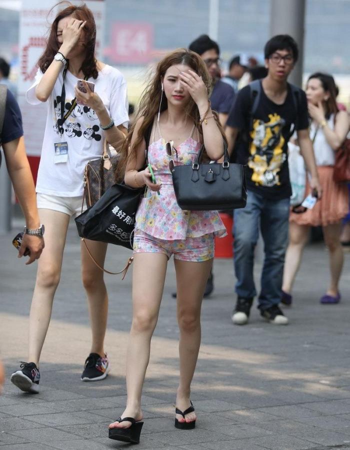 街拍花蕾热裤太紧，美女三角区都勒出来了-街拍流行馆