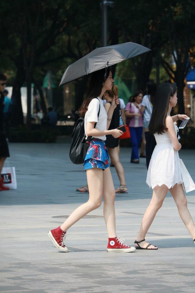 街拍热裤帆布鞋美少女，肤色白皙比阳光还亮眼-街拍流行馆