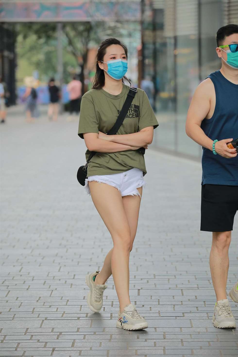 图片[4]-玻璃街拍作品白色热裤YY女友-街拍流行馆