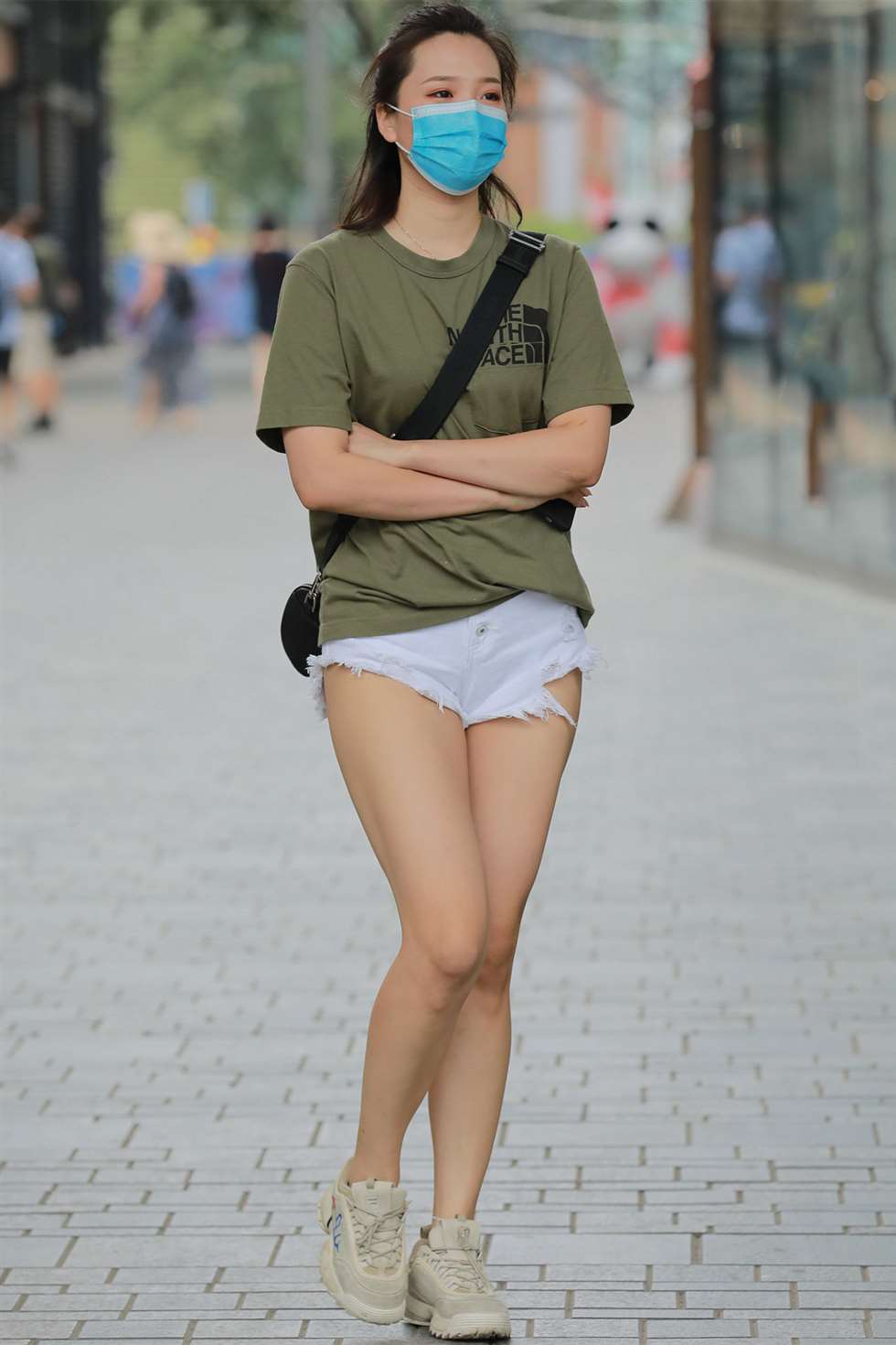 图片[1]-玻璃街拍作品白色热裤YY女友-街拍流行馆