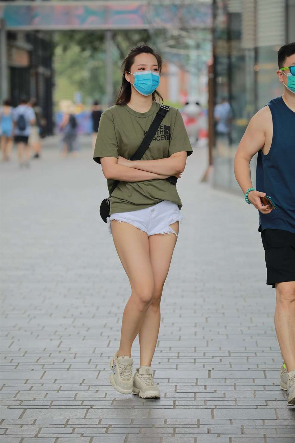 图片[3]-玻璃街拍作品白色热裤YY女友-街拍流行馆
