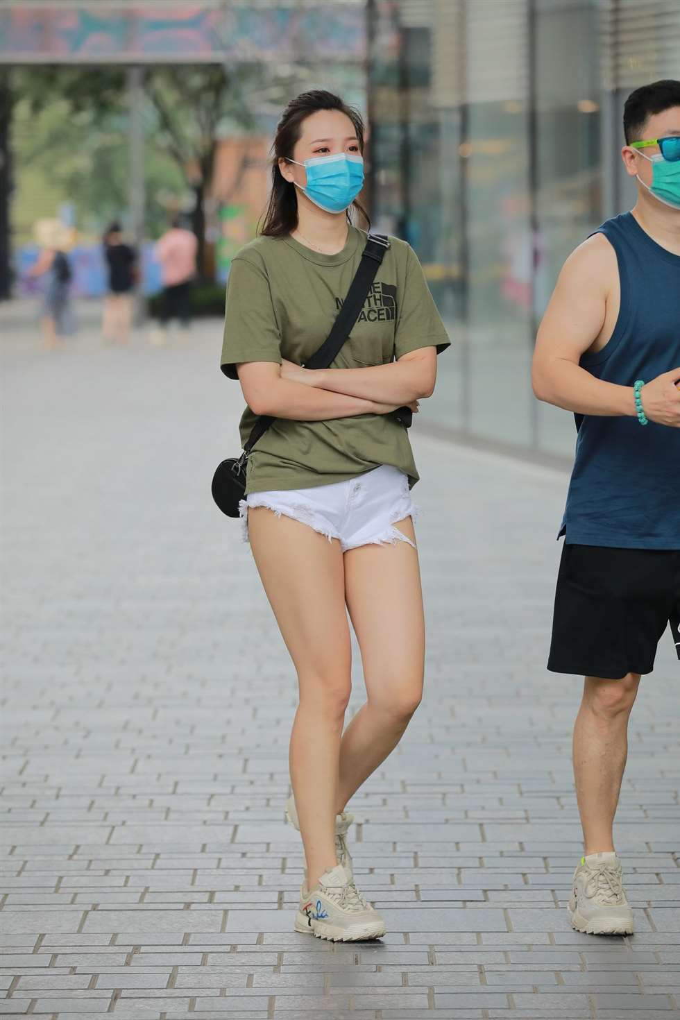 图片[5]-玻璃街拍作品白色热裤YY女友-街拍流行馆