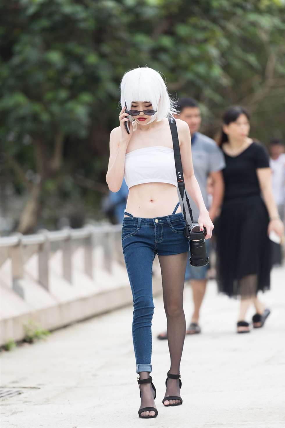图片[2]-程生街拍作品认真拍照的女摄-街拍流行馆