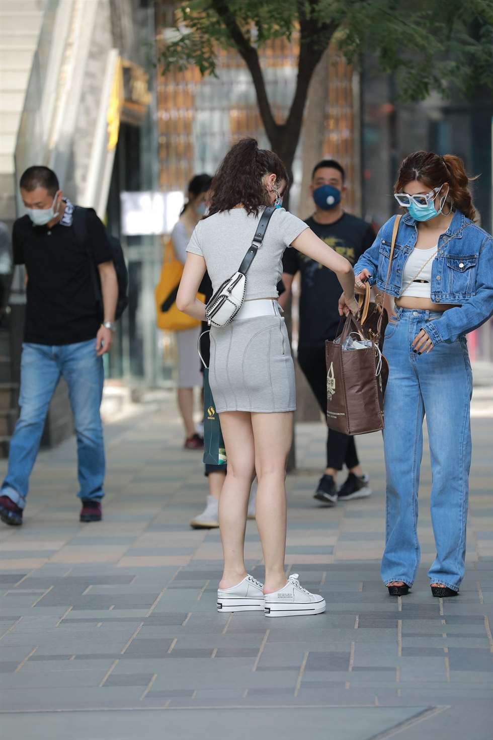 图片[2]-玻璃街拍作品灰色包臀裙小姐姐-街拍流行馆