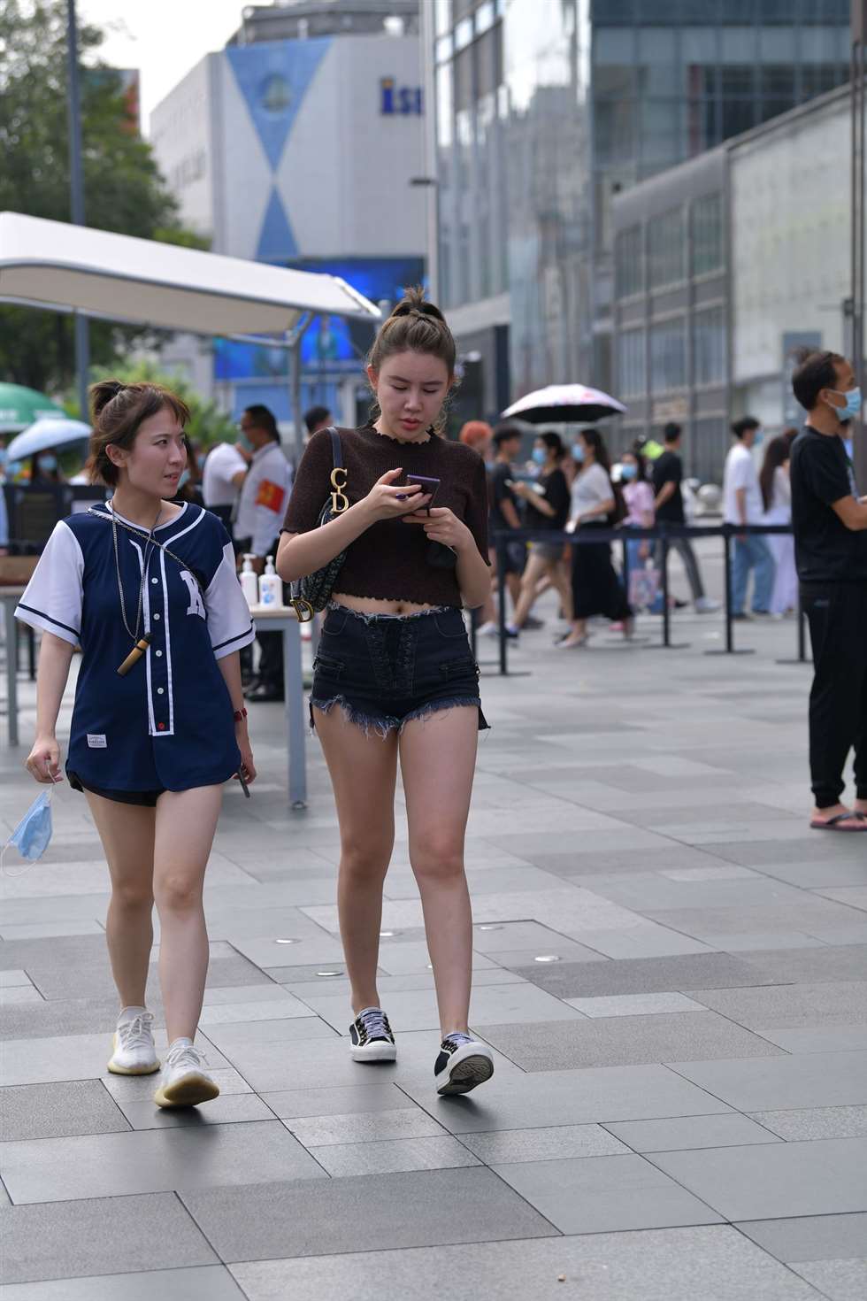 图片[2]-视觉冲击街拍作品性感的YY热裤-街拍流行馆