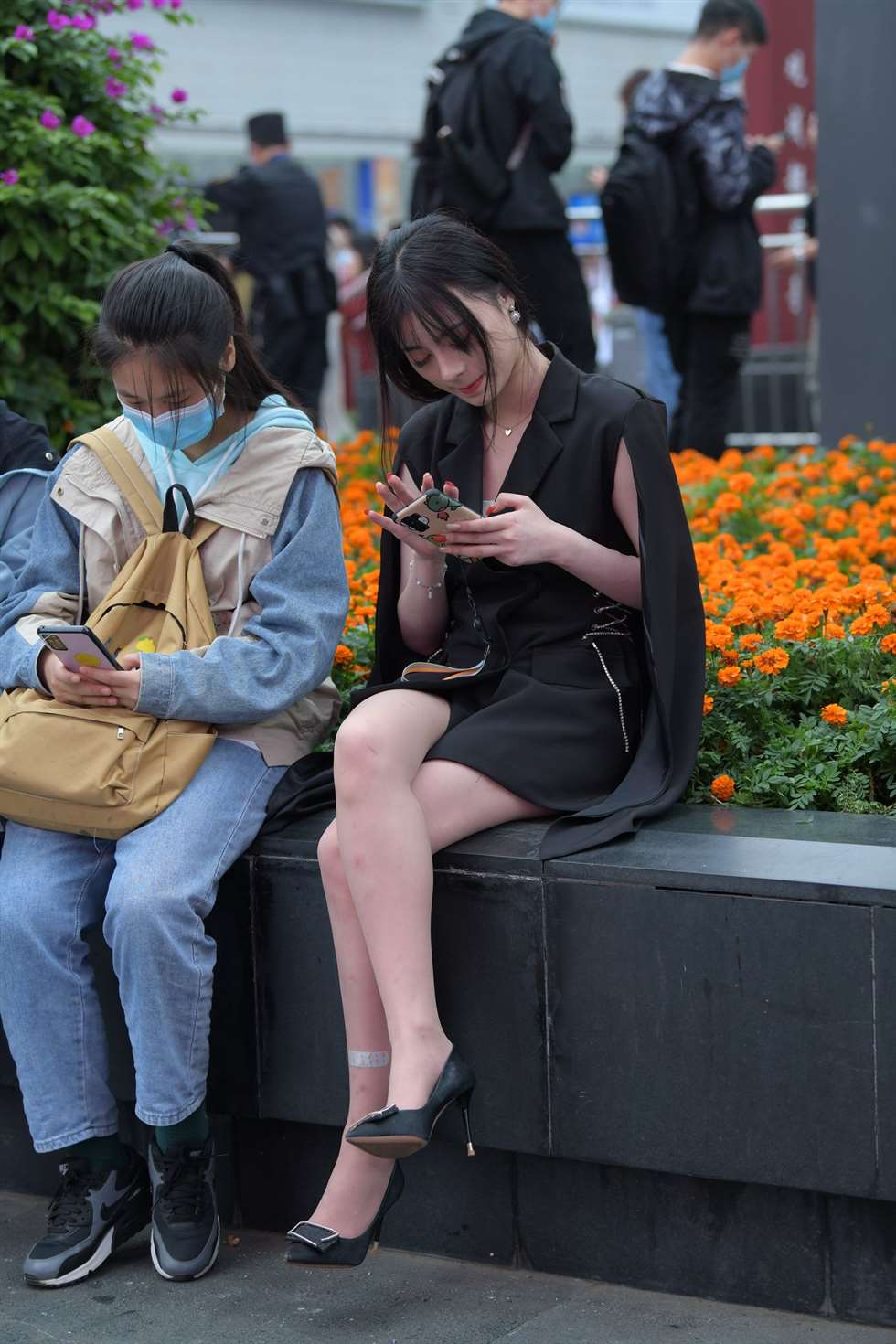 图片[2]-摄神街拍作品步行街中的美腿薄丝美女-街拍流行馆