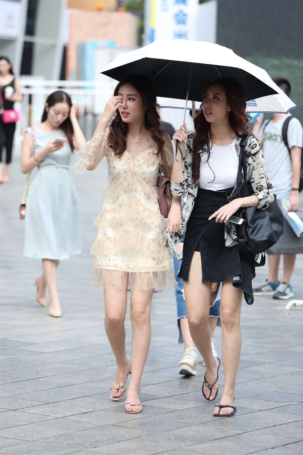 图片[2]-辉辉街拍作品金色碎花连衣裙美丽长腿小姐姐-街拍流行馆